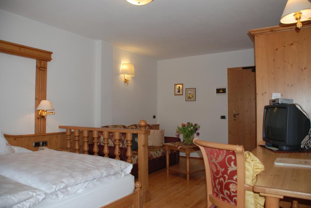 Hotel Flora Selva di Val Gardena Habitación foto