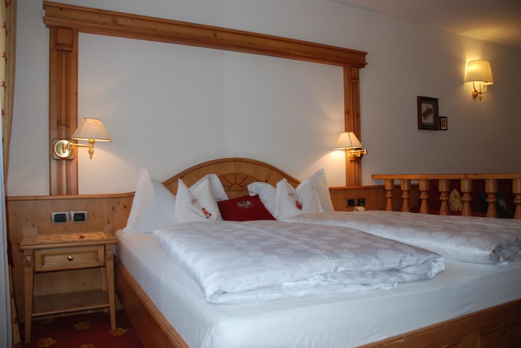 Hotel Flora Selva di Val Gardena Habitación foto