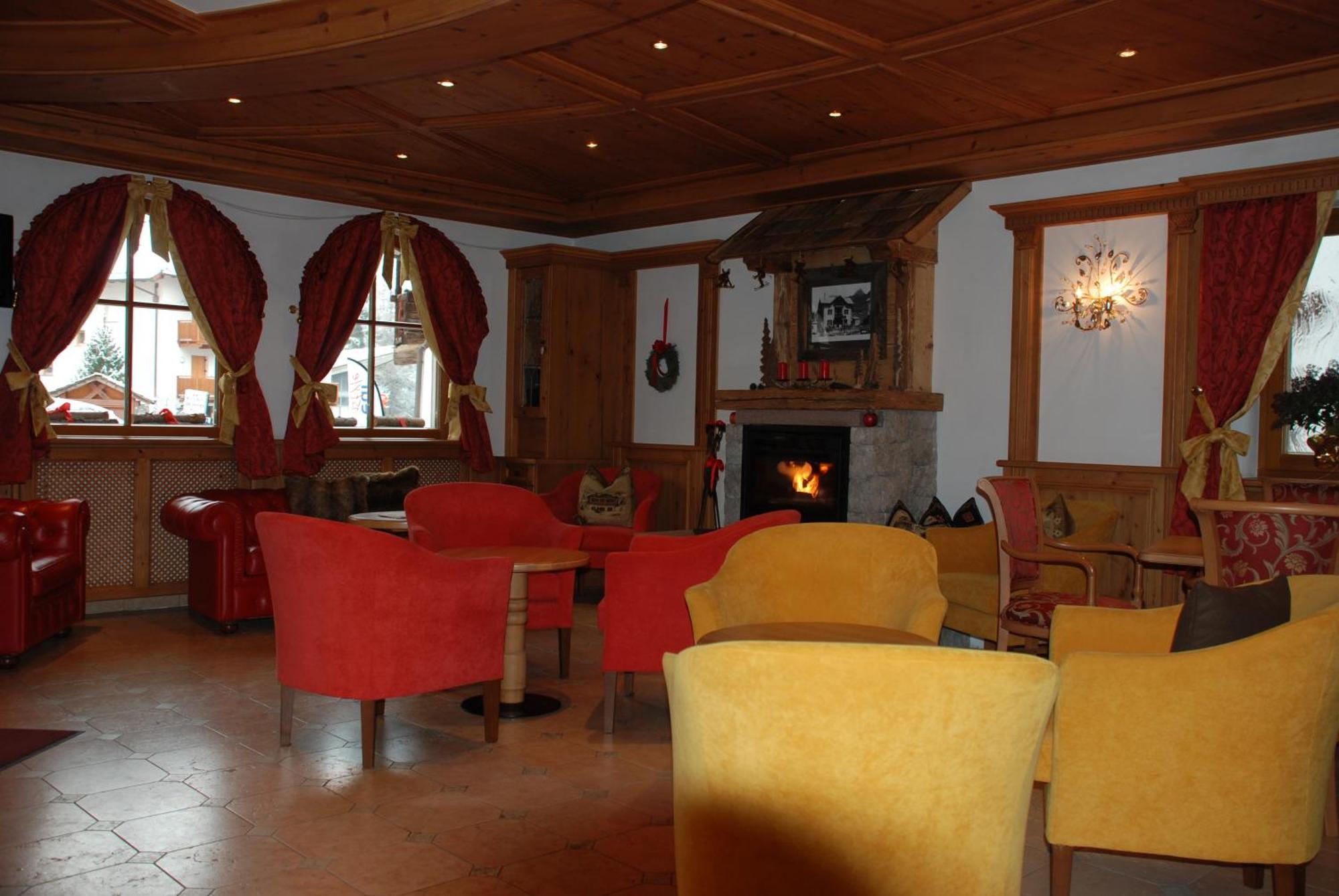 Hotel Flora Selva di Val Gardena Exterior foto